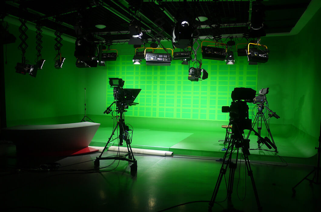 Green Screen for morning announcements  allows adding different backgrounds to your set. ©fotolia 2016/tianyuan